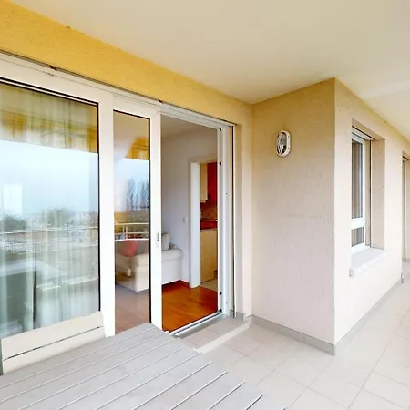 2-bedroom, 2-bathroom Apartment, Parking & View - - Cd20-3f * Pully