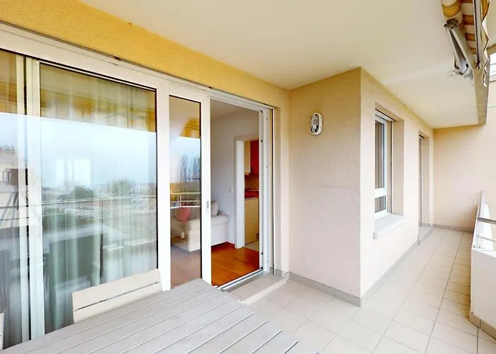 2-bedroom, 2-bathroom Apartment, Parking & View - - Cd20-3f * Pully